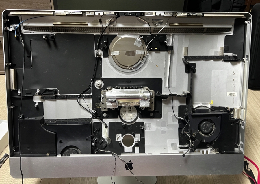 부품을 분해하고 잡다한 케이블은 잘라줍니다.