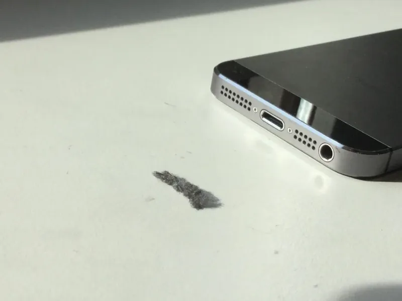 아이폰5s 충전 포트 이물질 청소