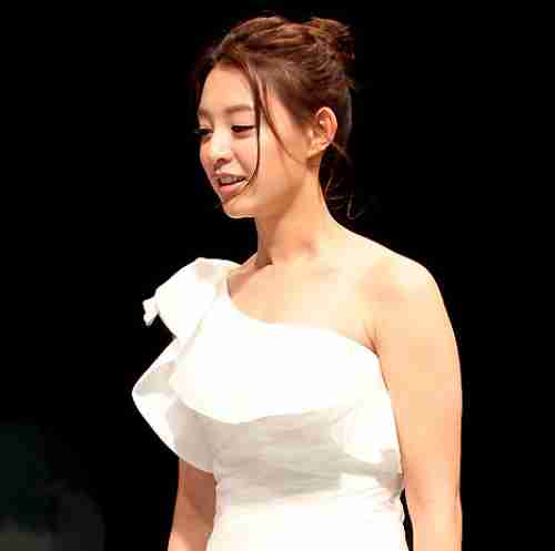 배우-김지원-하얀색-드레스를-입고-무대-인사를-하는-장면-몸매가-잘-보이는-사진