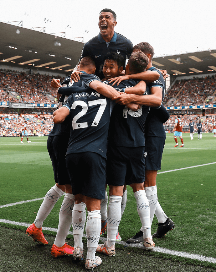 손흥민이 번리전에서 골을 넣고 팀원들과 세레머니하면서 즐거워하는 사진