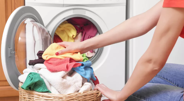 세탁기에 색깔 있는 옷 넣기(이미지 출처: Shutterstock)