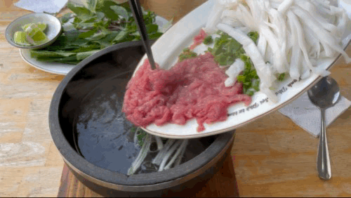 베트남 나트랑 쌀국수 맛집 포한푹 - 재료 투하 영상