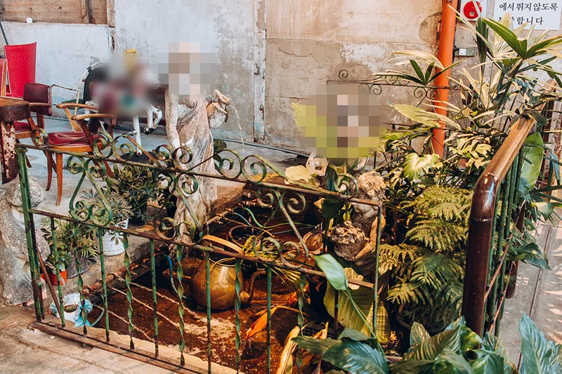 어도비 포토샵 CC에서 블러 및 모자이크를 설정한 사진의 모습