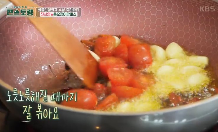 올리브유에-페페론치노-방울토마토-통마늘볶기