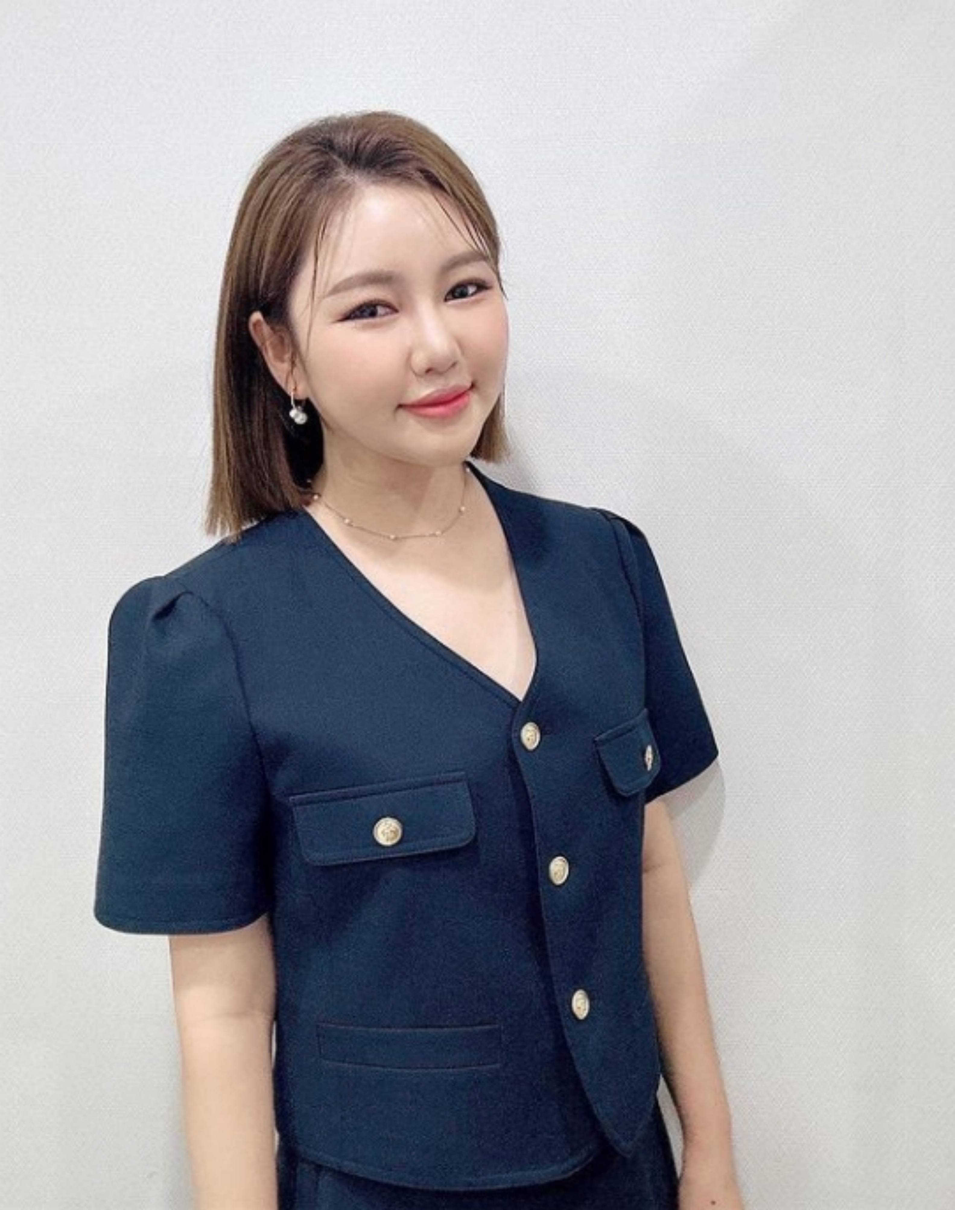  송가인 청순함이 돋보이는 네이비 투피스 룩 입고 방송국 나들이