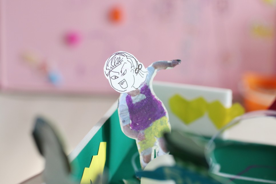 눈에 띄게 향상된 손끝과 창의력 유아 방문 미술 6개월째에 16