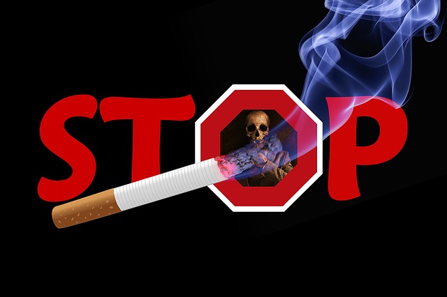 stop 이라는 글자 사이에 해골이 들어가있다. 금연 문구