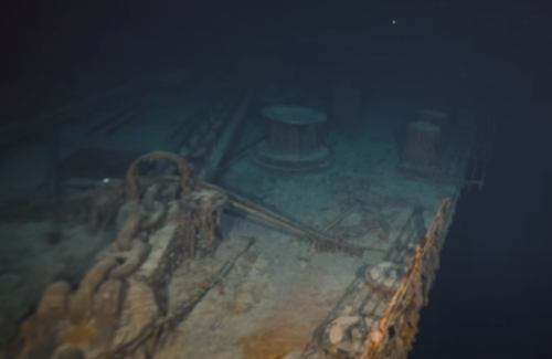알트태그-물 속에 가라앉은 타이타닉을 촬영한 영상의 한 장면