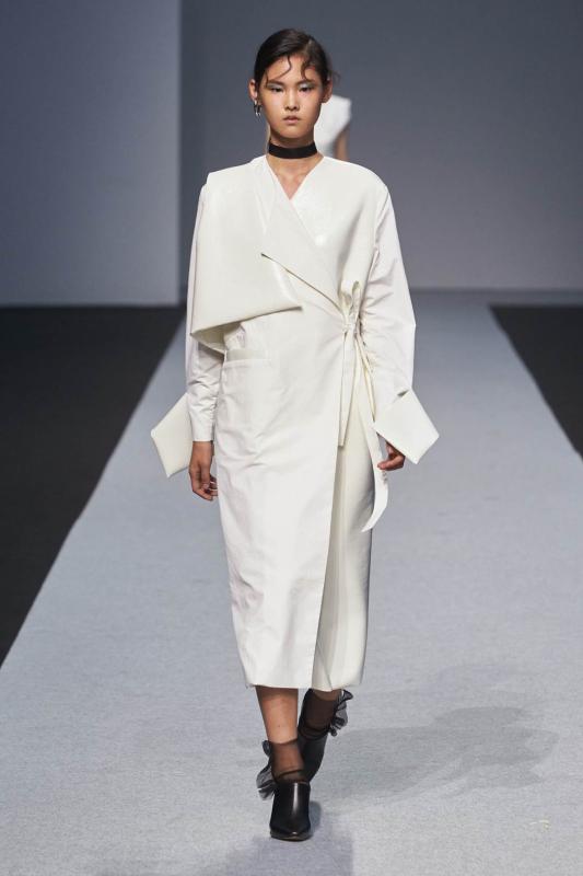 화이트 트렌치코트 NOHKE TRENCH COAT