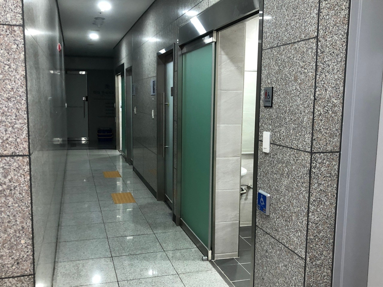 호매실 베이커리 카페 제주동백 빌딩 4층 화장실