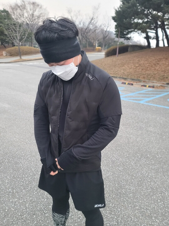 2XU 프리마로프트 INSULATION 하프자켓 실제 착용 사진 쟈크를 올리는 사진