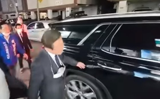  이재명, 욕한 시민 차 쫓아가 '똑똑' "범죄다, 조심하라" 경고 곁에 있던 유세단원들도 차량 탑승자에게 "영상찍었다"고 경고 길막혀서 짜증난 시민에 떼거지로 몰려가 위협