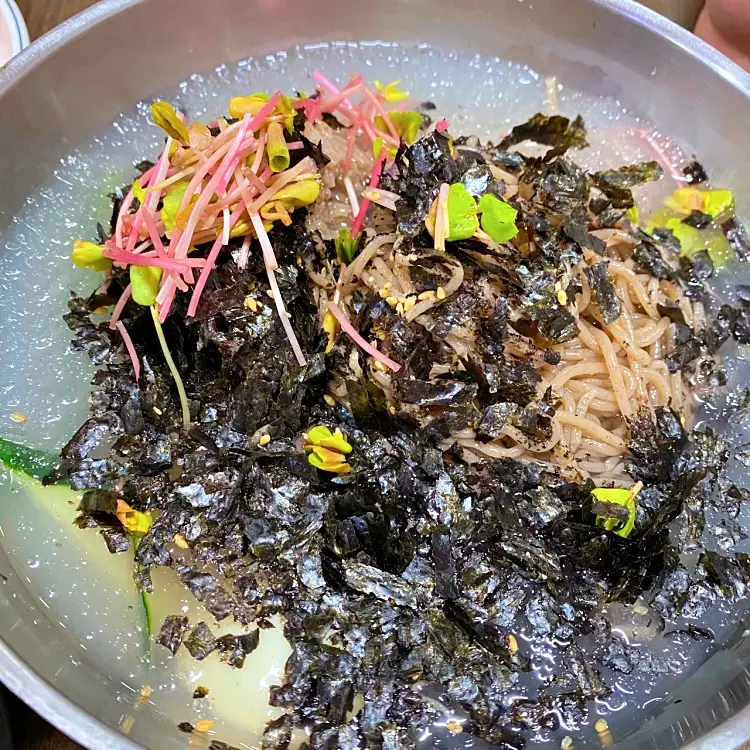 투데이 맛있는 메뉴 뼛속까지 시원한 동치미 막국수&#44; 비빔 메밀 막국수&#44; 메밀싹 수육 맛있는 식당 추천 부산 온천장 맛집