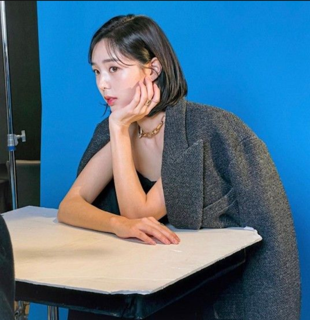  채수빈, 오프숄더 드레스 입고.. 시크+청순美