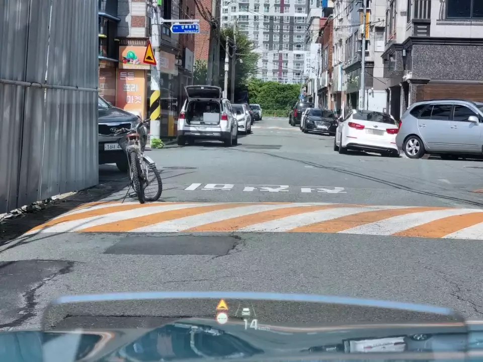 과속 방지턱을 넘는 느낌이 제법 좋았습니다.