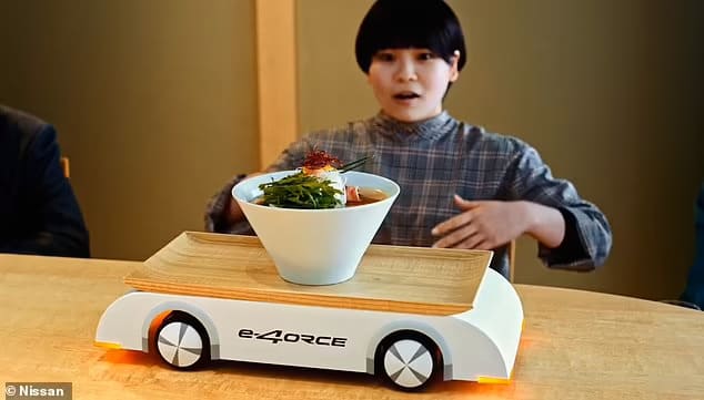 레스토랑 식탁에서 사용하는 미니 자율주행차 VIDEO: Nissan design mini car to deliver bowls of ramen with no spillage 