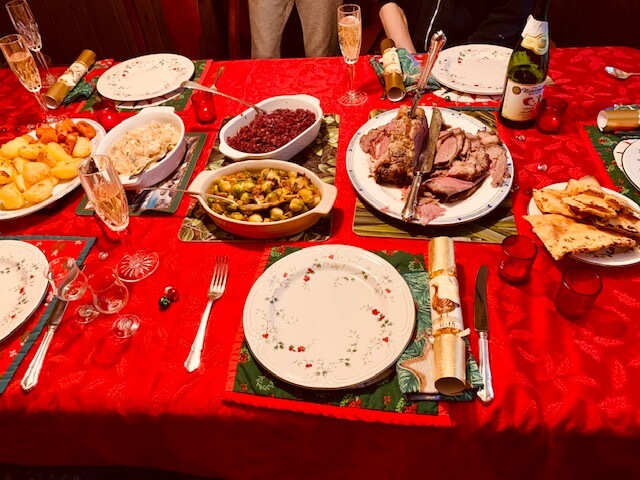 테이블-위에-크리스마스-저녁-만찬이-셋팅된-모습