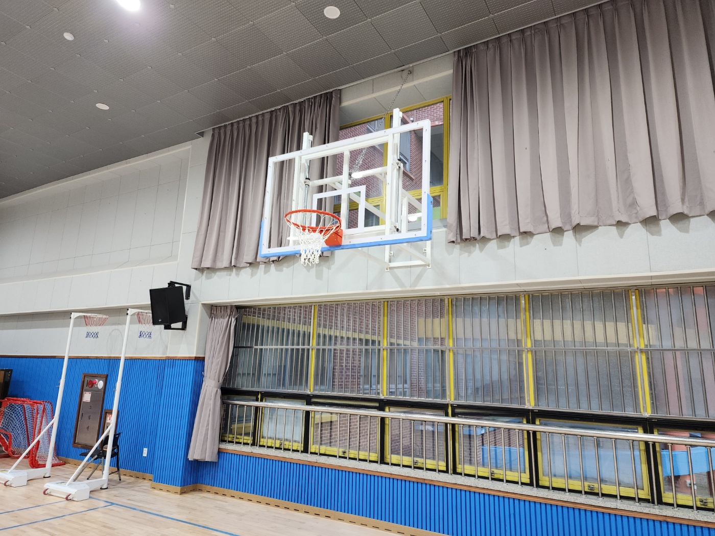  [날개스포츠] 용인홍천초교 체육관 벽부착농구대 설치, 벽부착높이조절식 농구대 설치 작업