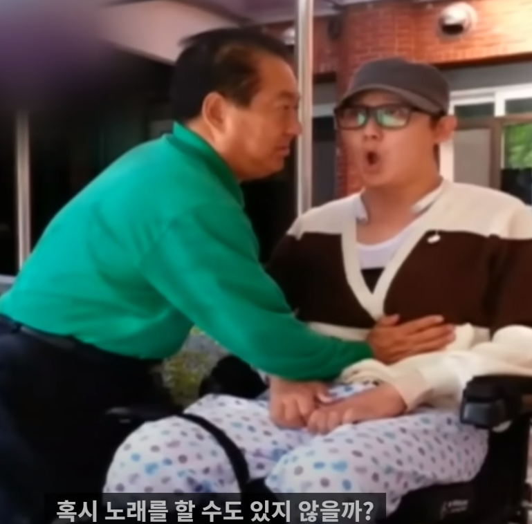 "온몸이 마비되어 살아가는..." 천재보컬 더 크로스 김혁건씨의 근황