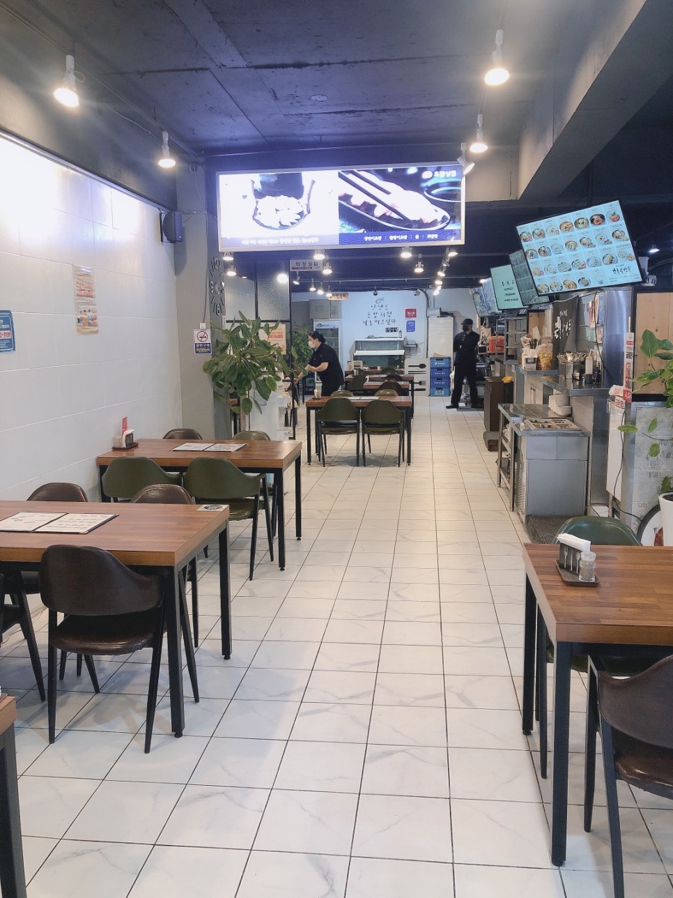 명동 푸드코트에는 홍성내포 맛집, 초밥집, 북촌손만두가 동시에 있다. 18