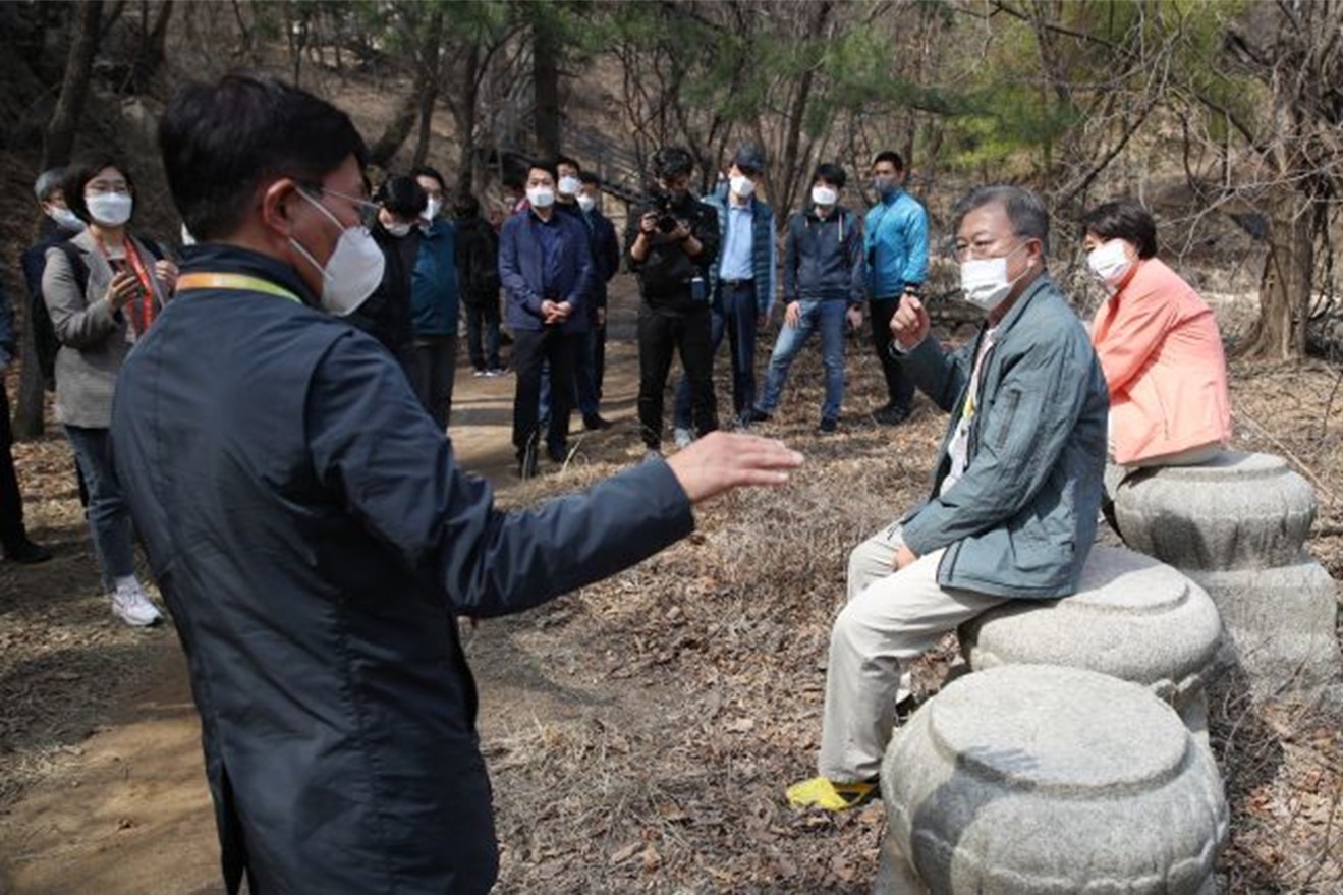  북악산 신라시대 불교 문화유산 법흥사터 대웅전 연화문 초석 깔고 앉은 문재인 대통령과 김정숙 여사, 김현모 문화재청장, 탄탄스님.