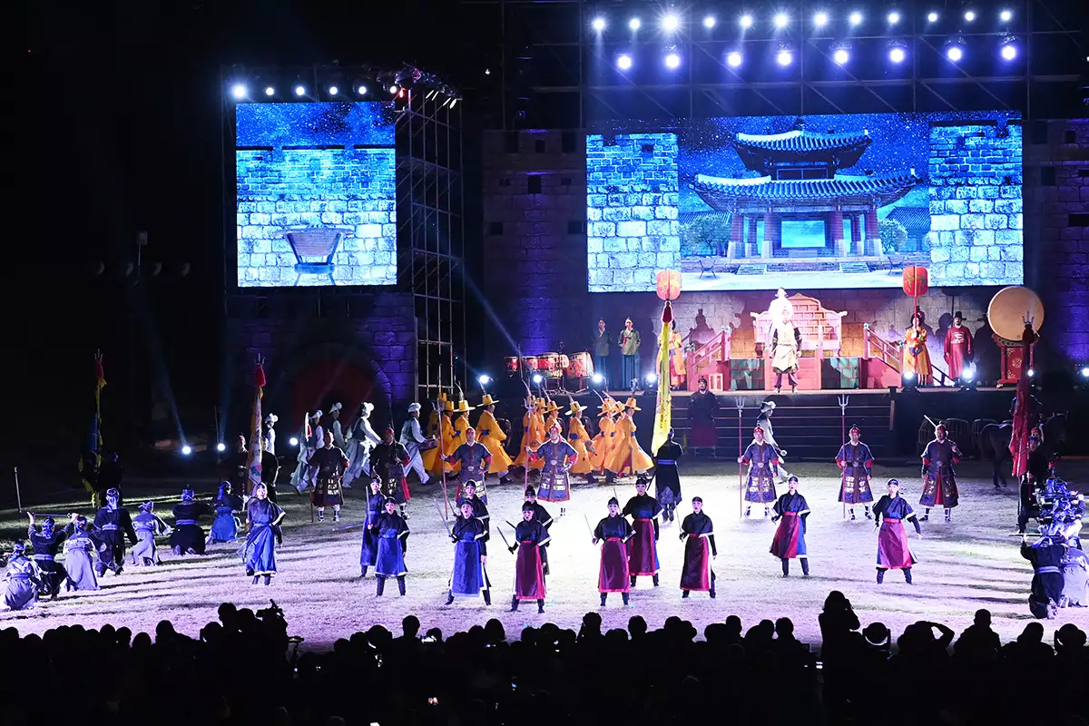 수원화성 축제에서 펼쳐지는 공연 사진이다.