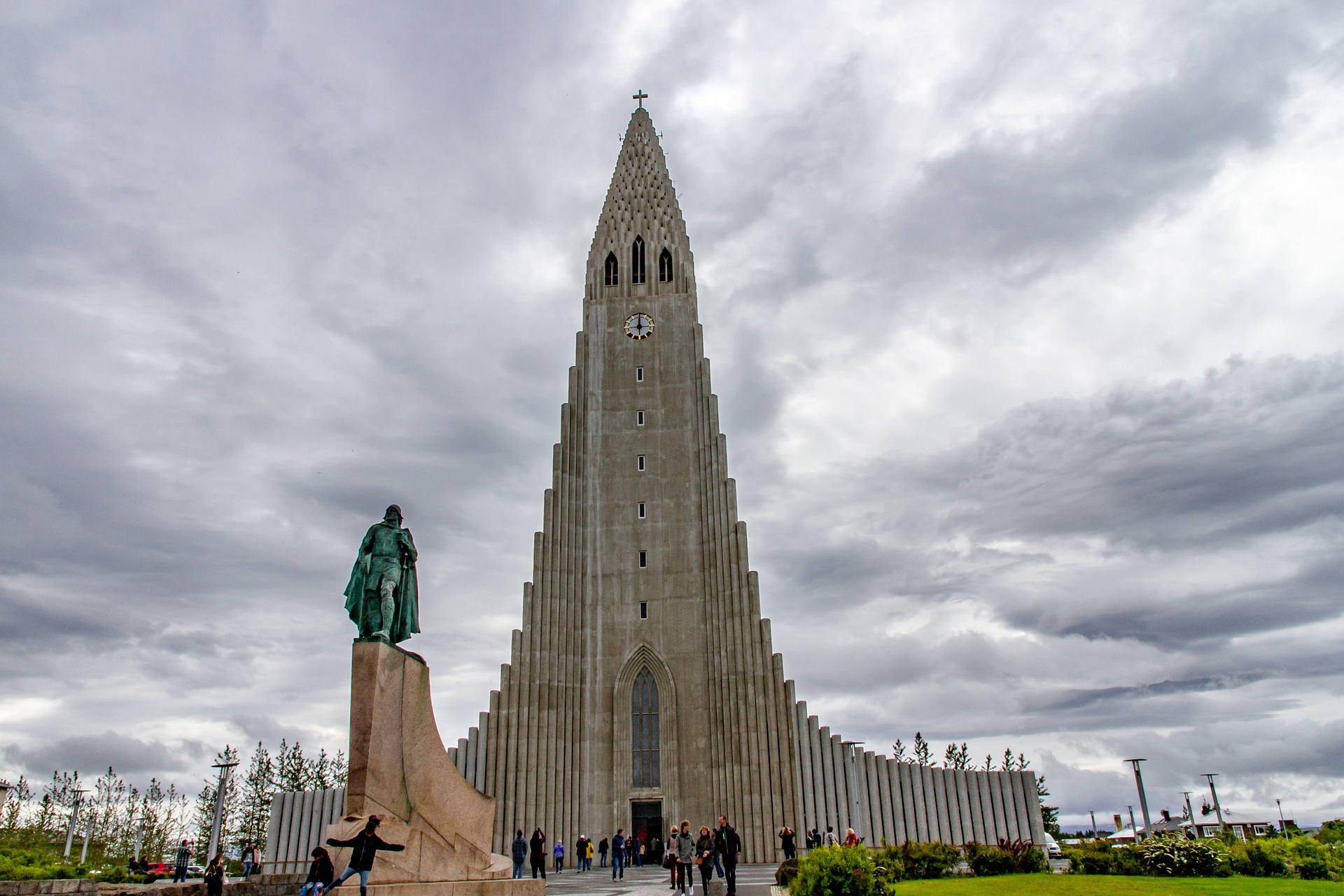 주상절리를 형상화한 아이슬란드의 랜드마크 할그림스키르캬
