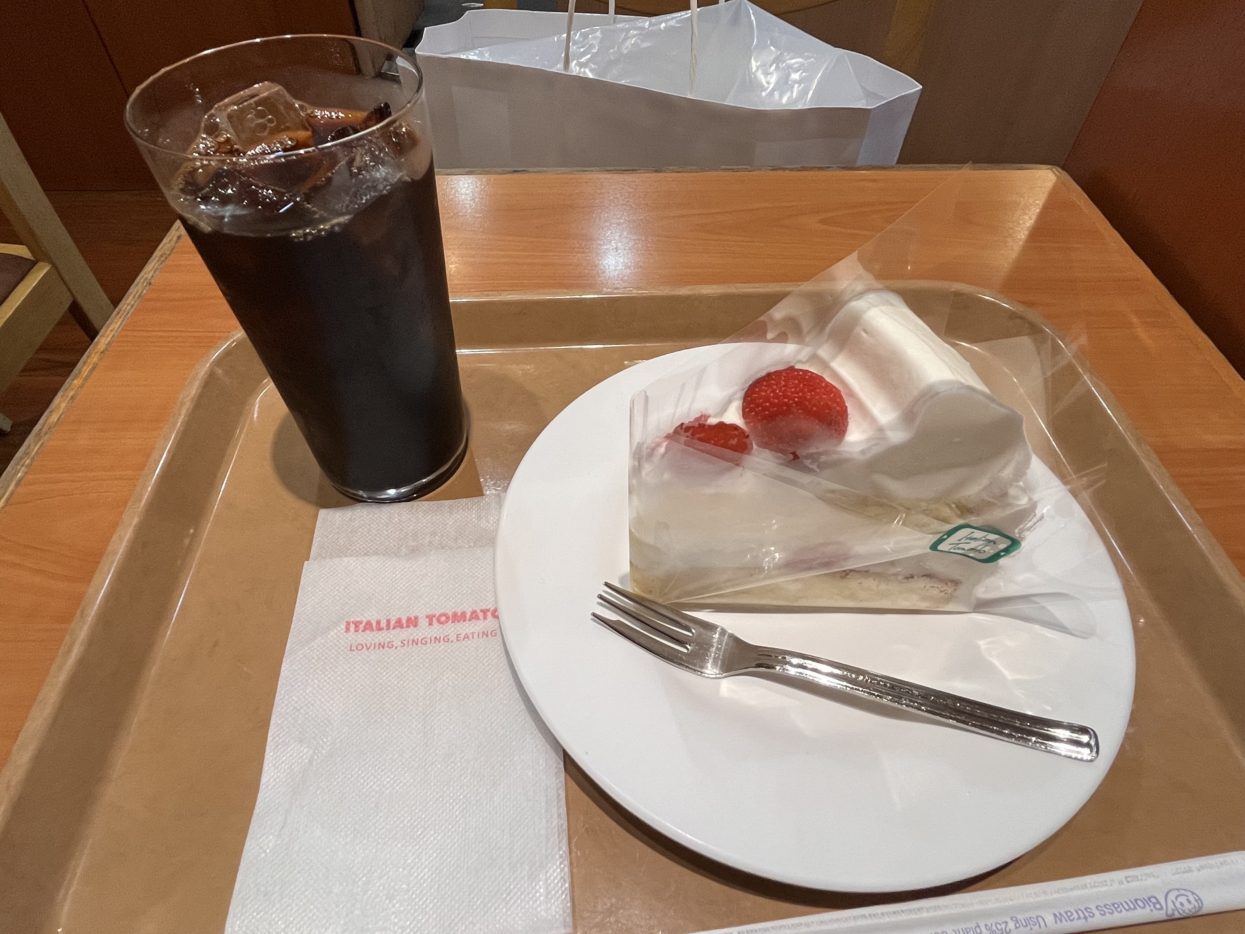 딸기생크림케익과 커피
