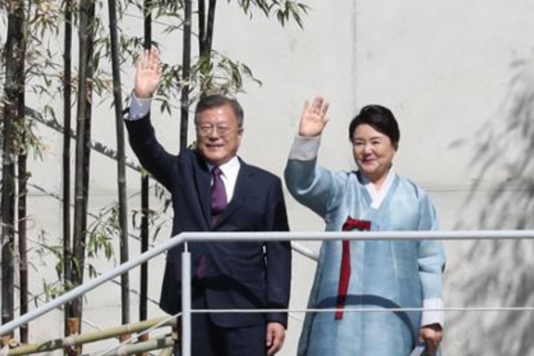  '최장 30년 비공개' 지정기록물, 문재인 청와대 2배 늘렸다 전체 기록물 건수는 전 정부와 차이 없어 1116만 건 이관 지정기록물 건수가 39만3,000건 2배 비밀기록물 2,000건