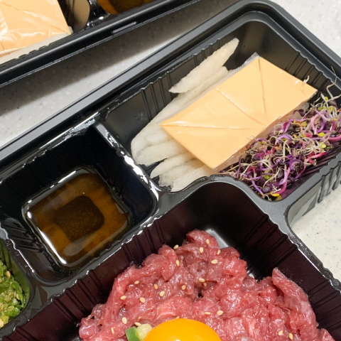 육회와 함께 먹으면 맛있는 참기름장과 치즈 ,배