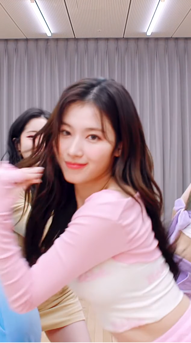  트와이스 사나 크롭탑 무대연습 패션 움짤 gif