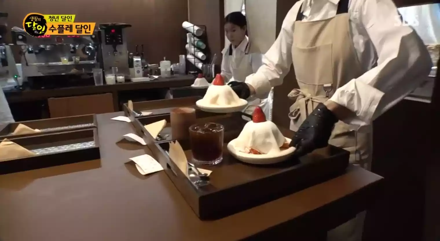 딸기 모찌 수플레 팬케이크