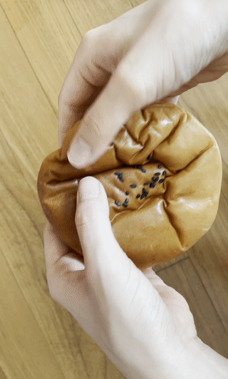 빵을 반으로 가르는 영상