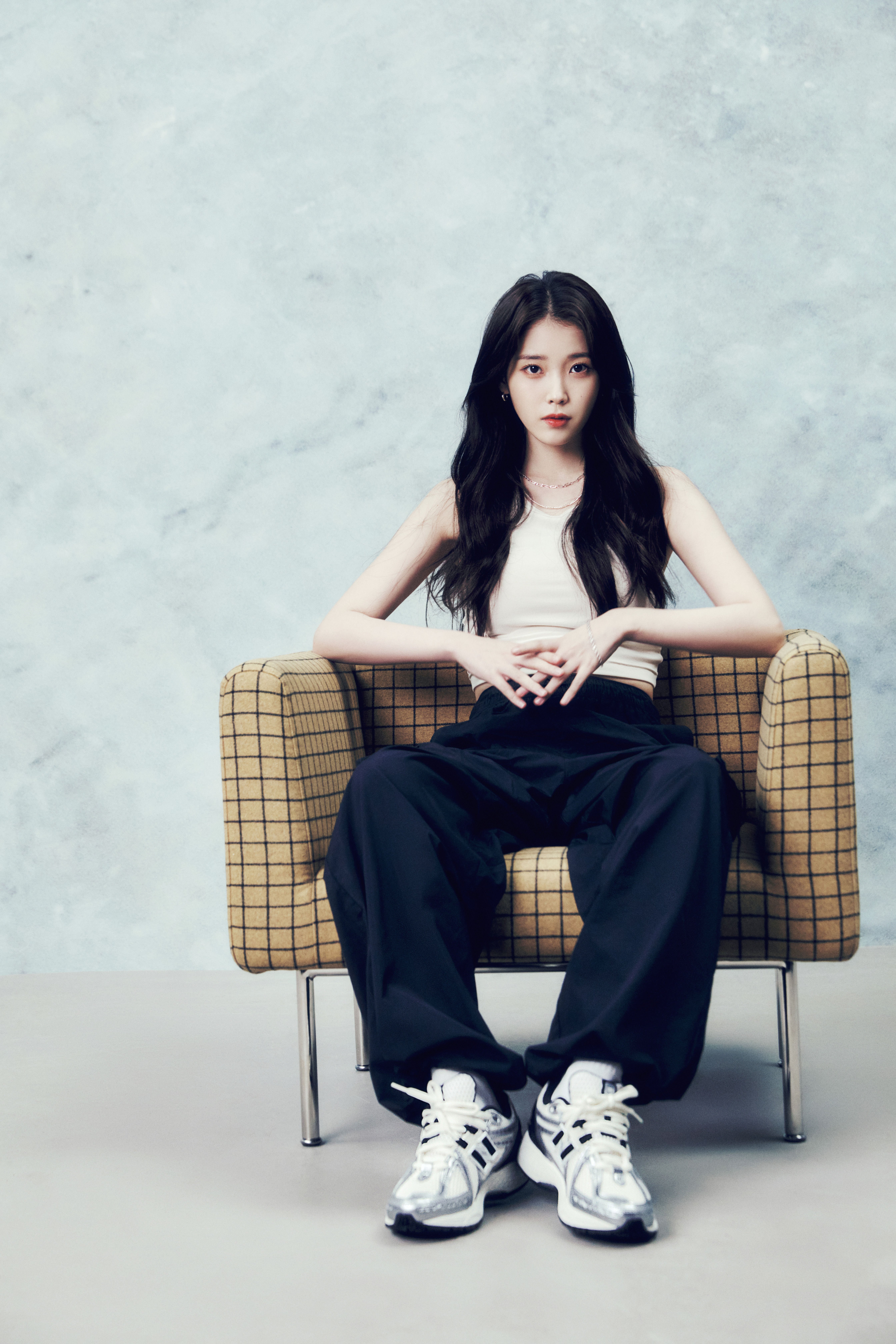 아이유 뉴발란스 1906R 화보 4