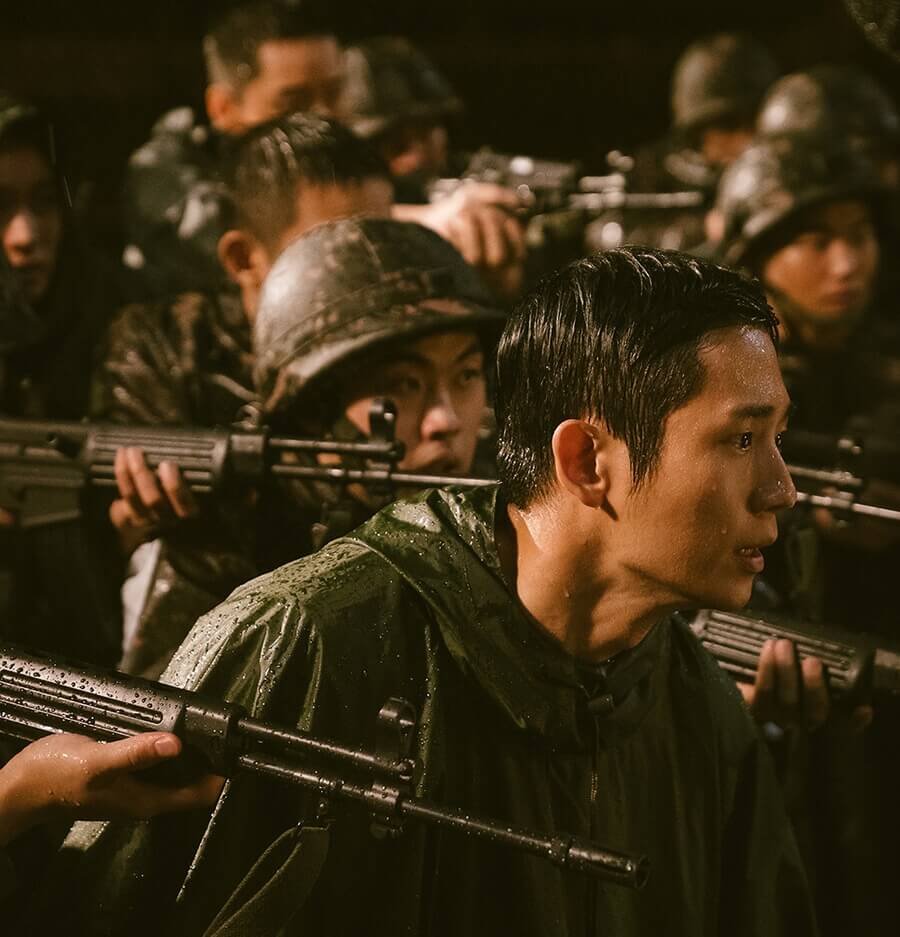 D.P. 시즌2에서 우의를 입은 병사들이 총을 들고 있는 장면