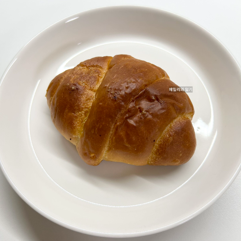 데운 소금빵