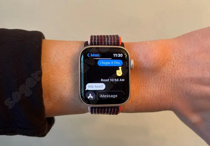 문자 대화를 보여주는 Apple Watch SE