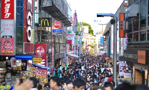 하라주쿠 시내 사람들이 붐비는 거리