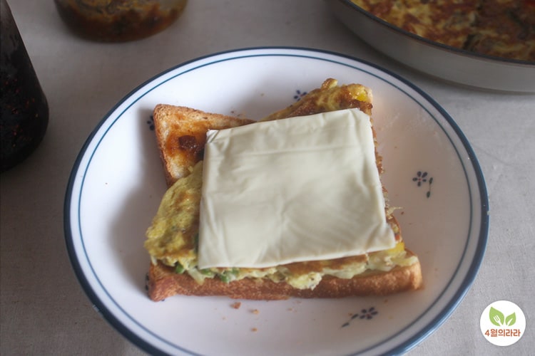 식빵에 이어서 달걀과 치즈를 올린 모습