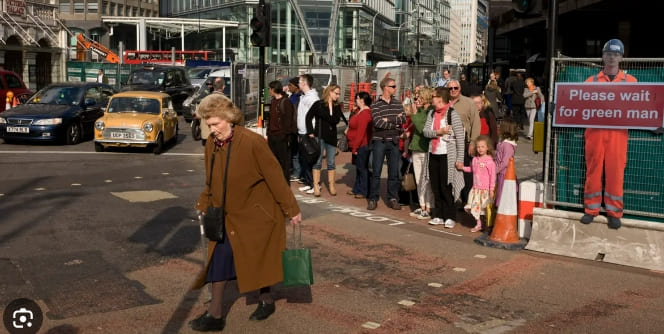  영국, 보행자 위한 녹색신호등 시간 연장 추진 Green man could stay on longer for pedestrians in England