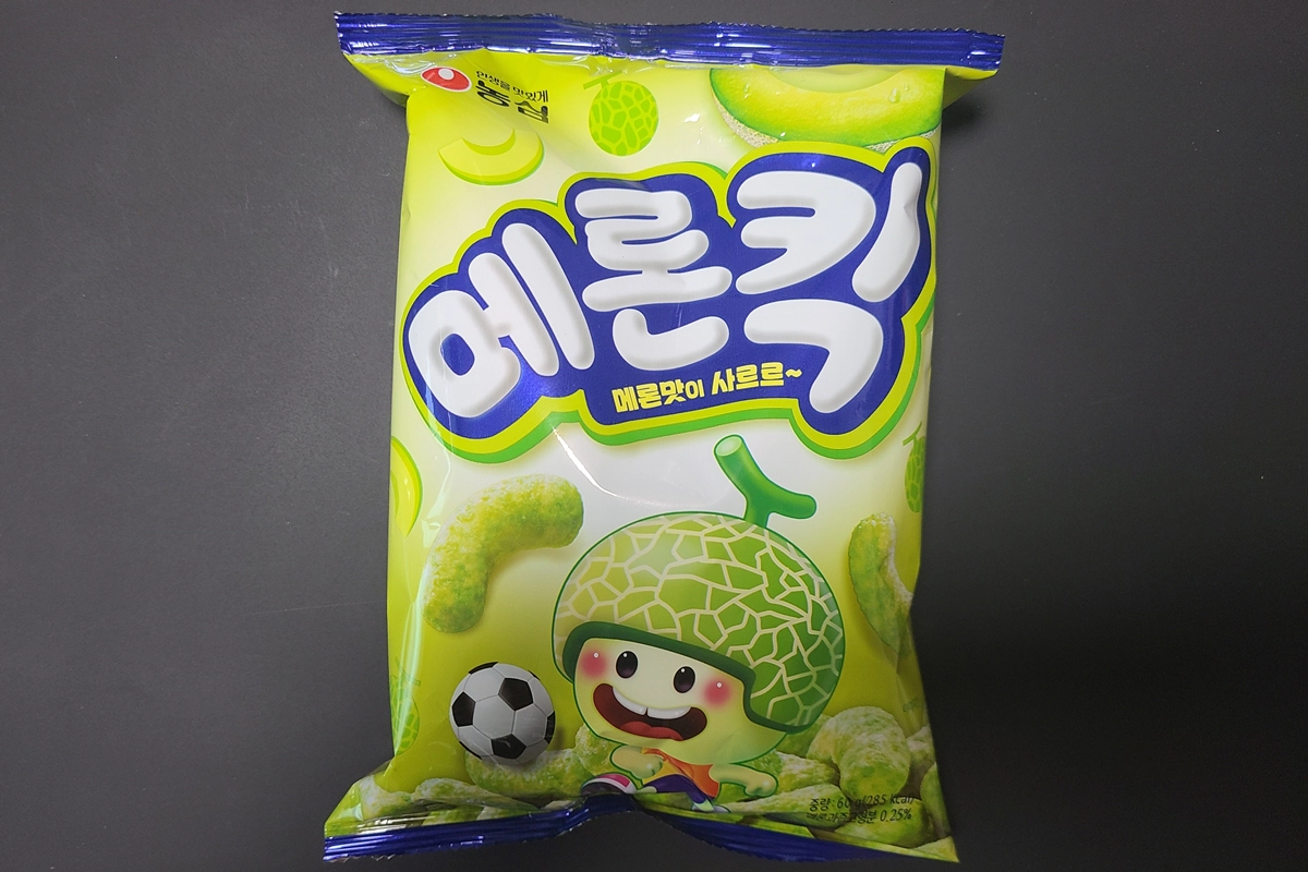 농심 메론킥 과자의 전면 패키지 디자인