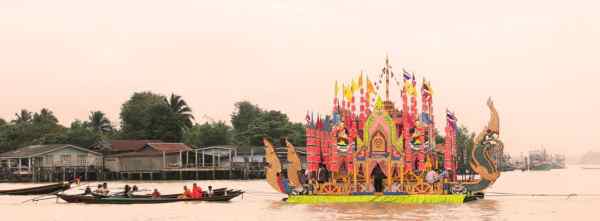 착프라 축제 & 보트 레이스 (Chak Phra Festival & Boat Races)