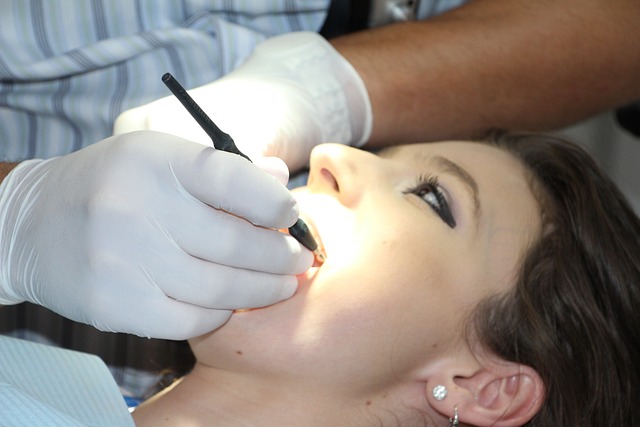 치아 검사를 받는 여성
