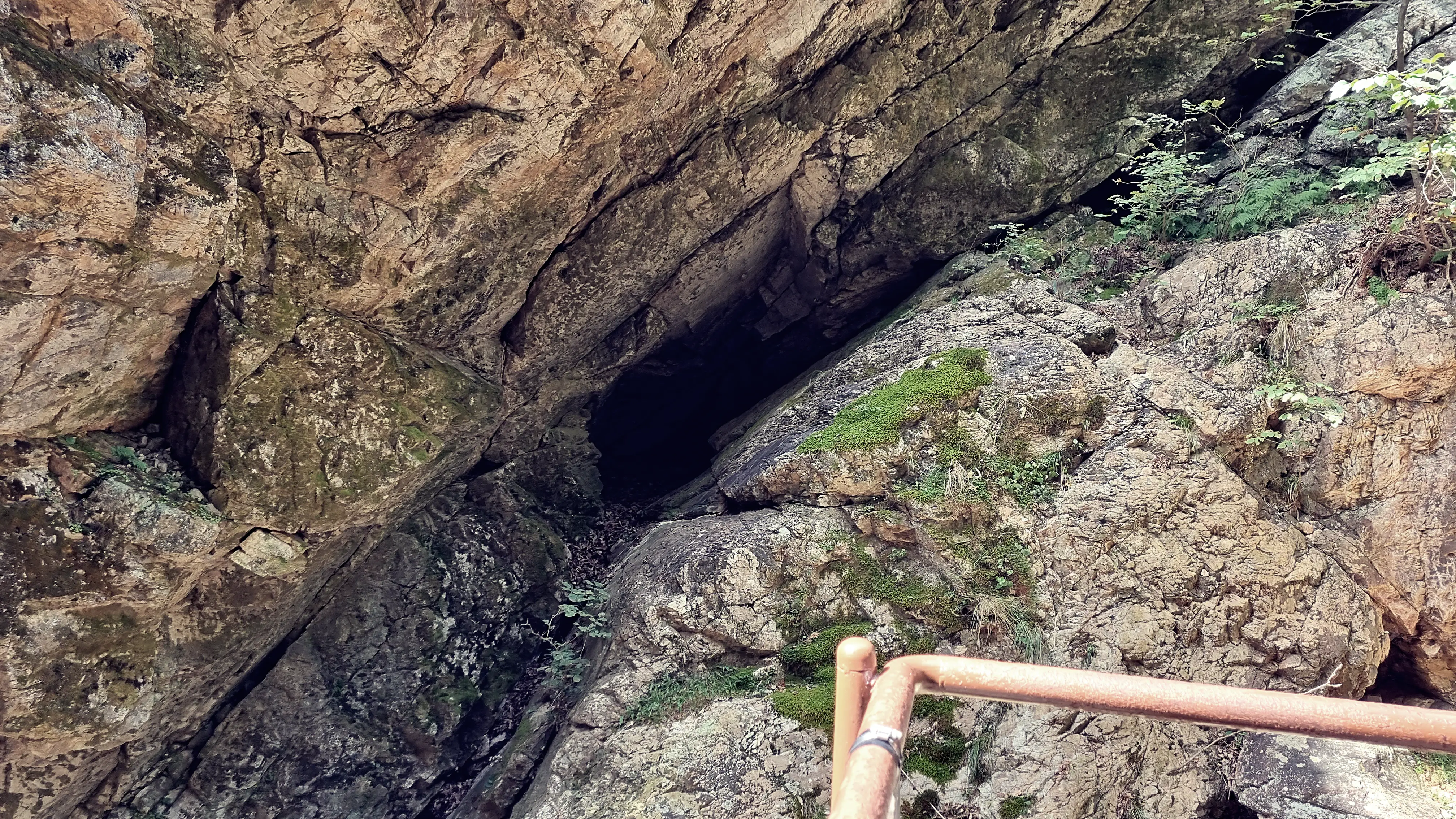절벽 사이로 동굴이 있다