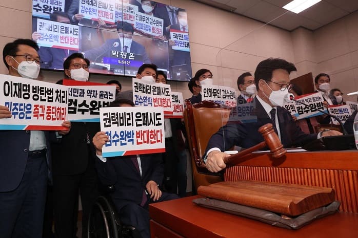  [망가진 대한민국] 검수완박의 태초는 애들 장난질 같은 탄핵이 원인...비정상적 사고 정치인들의 산물