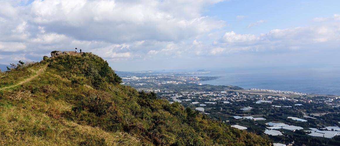 군산오름 정상부와 서뒤포 일대 전망