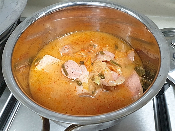 냄비에-담긴-부대찌개