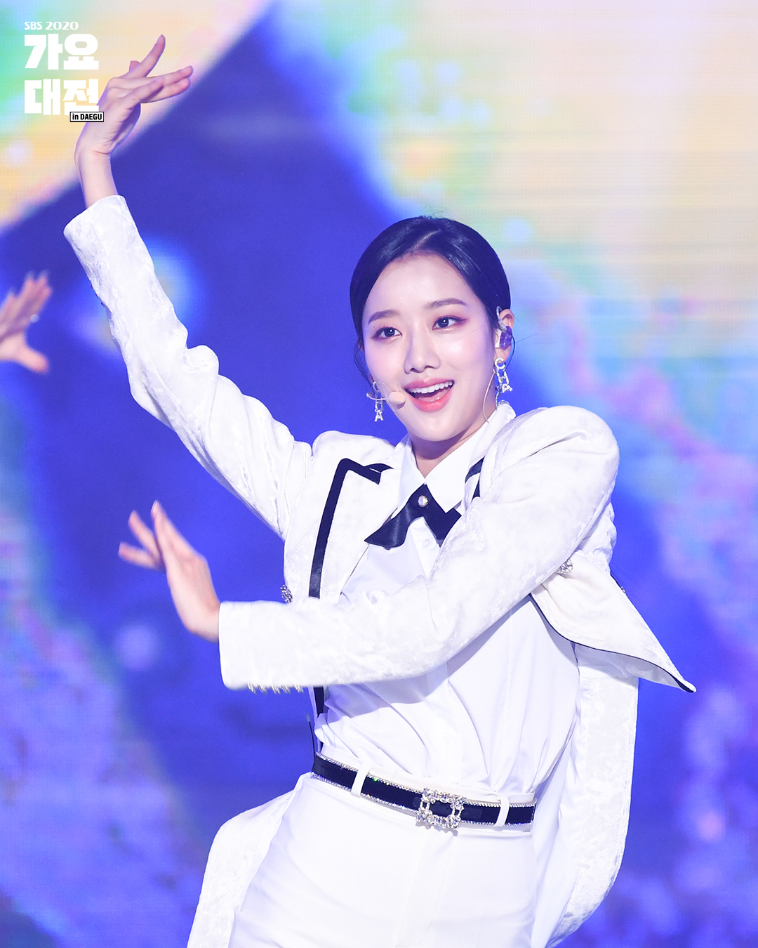  에이프릴 나은 흰 턱시도 움짤 gif