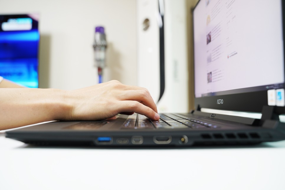 그래픽 작업용 AERO 17 HDR XD 25