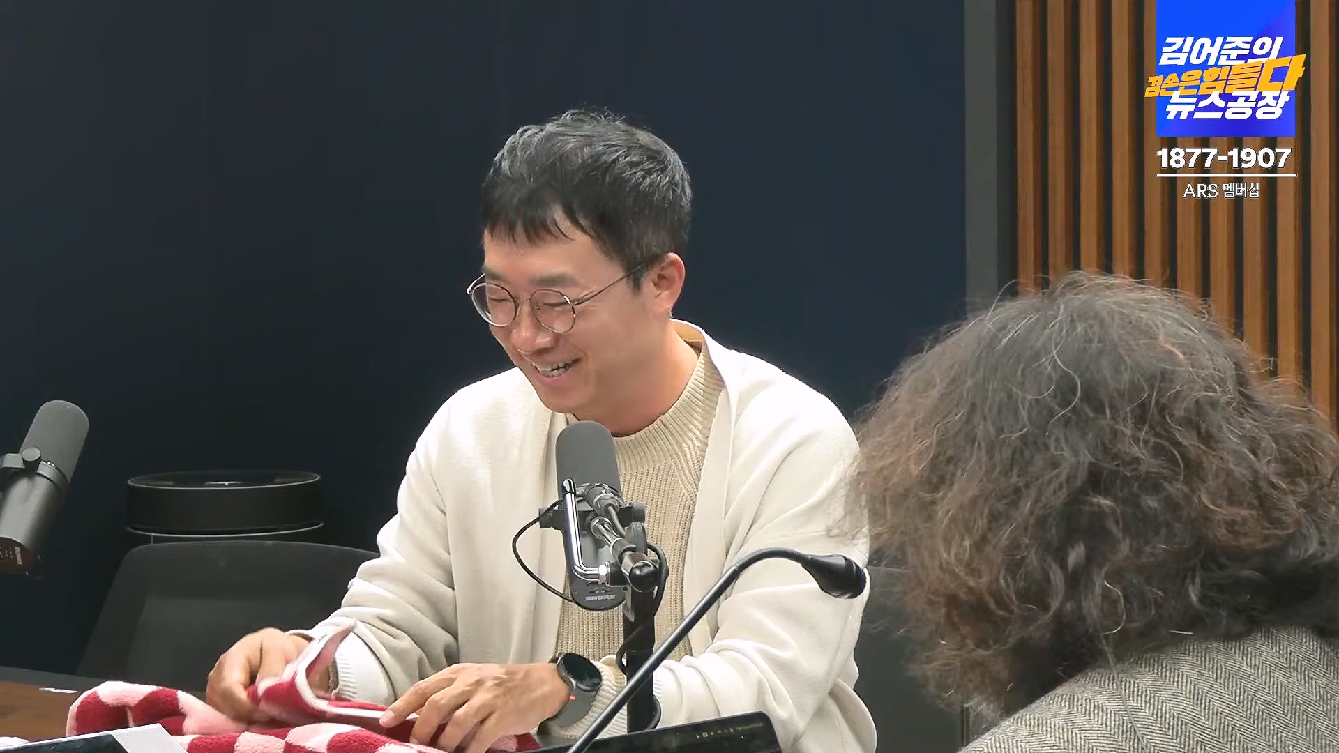 김어준의 겸손은힘들다 뉴스공장 2024년 11월 27일 수요일 [노영희, 이명선, 이나영, 김성해, 겸손NSC, 박지원, 최배근, 박동희].mp4_20241127_154418.663.jpg